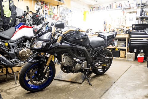 Illustration de l'article "Vidange Suzuki SV650 : guide complet étape par étape (huile, filtre, joint)" sur Mécanique